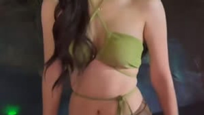 불륨쩌는  안지현 치어리더 노천탕 연두색 홀터넥 비키니 몸매