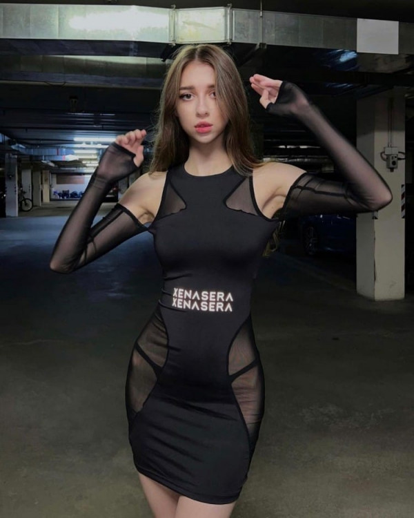후방주의  러시아 인플루언서 yumifka 개미허리 인형 몸매