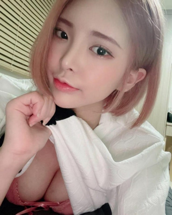 바디갑질녀  모델 김효연 티셔츠 걷어서 보여주는 귀여운 브라 가슴골