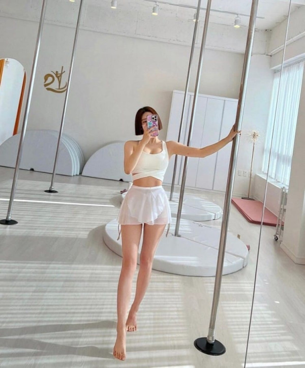 섹쉬녀  쇼핑몰 사장 겸 모델 모코밍 수영복 폴댄스 몸매
