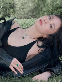 왕관 쓴 황후부터 가터벨트 풍 양말까지…송혜교, 독보적 아우라
