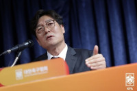 홍명보 감독 선임 과정 ‘빵집 회동’ 전말 공개…이임생, “정몽규 전 회장 직접 지시” 주장