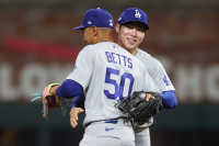 김혜성, NLCS 로스터 제외 위기…다저스 투수 보강으로 야수 한 자리 축소