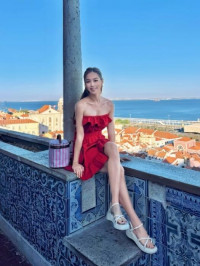 ‘원빈 조카’ 김희정, ‘글래머 여신’ 그 자체…파격 레드 드레스로 완성한 화보
